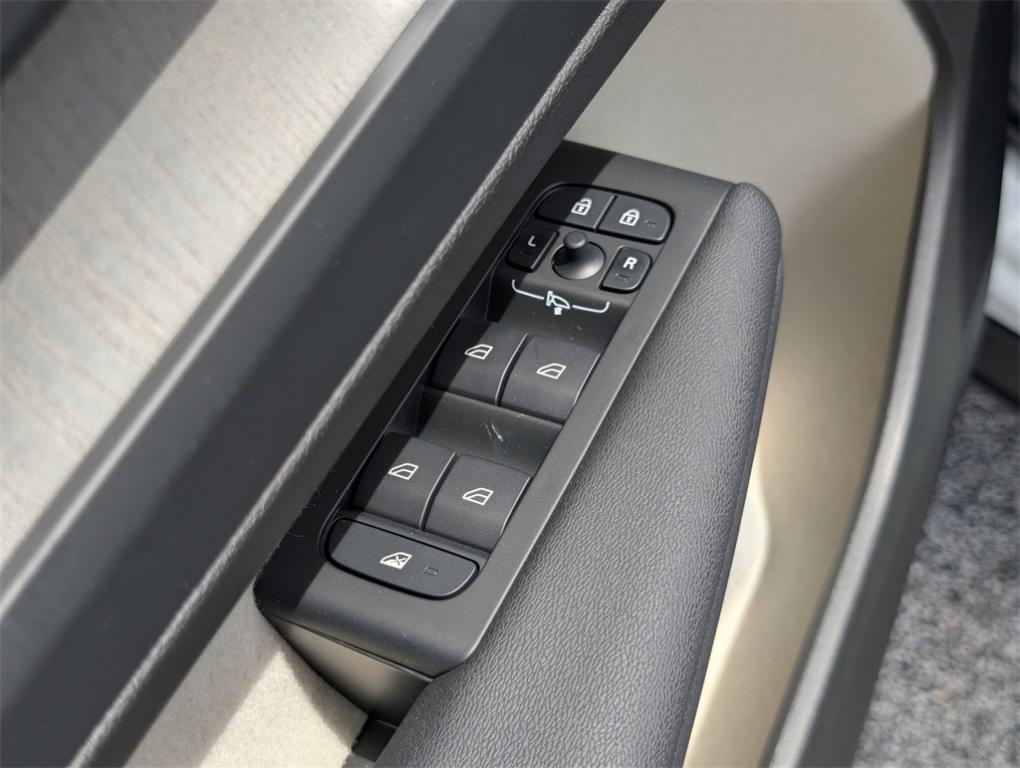 new 2025 Volvo XC40 car, priced at $46,915