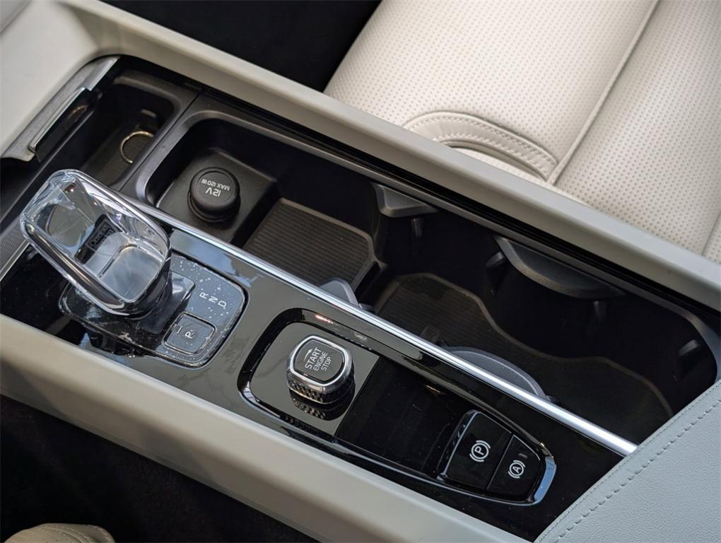 new 2025 Volvo XC60 car, priced at $59,045