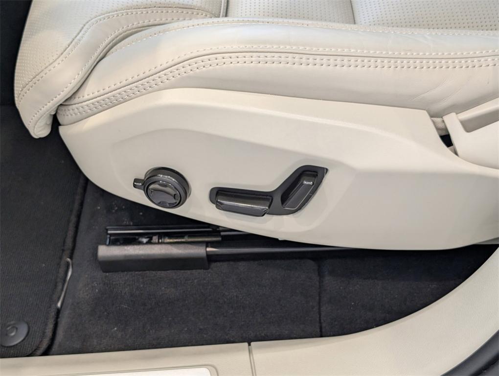 new 2025 Volvo XC60 car, priced at $59,045