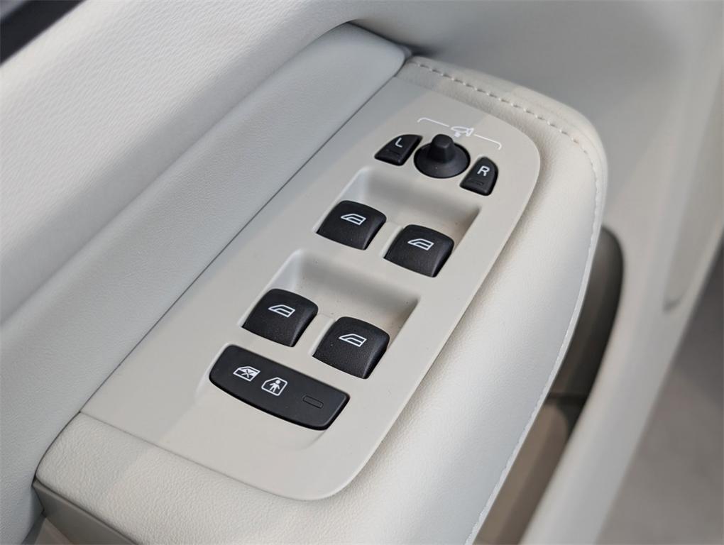 new 2025 Volvo XC60 car, priced at $59,045