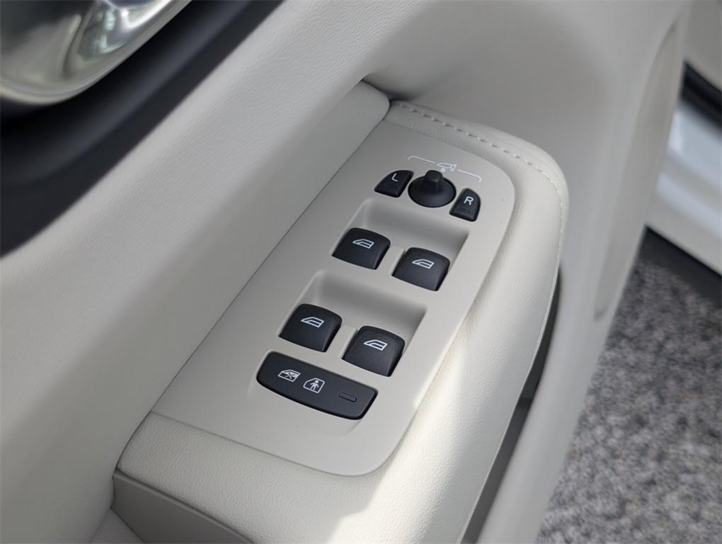 new 2025 Volvo XC60 car, priced at $54,545