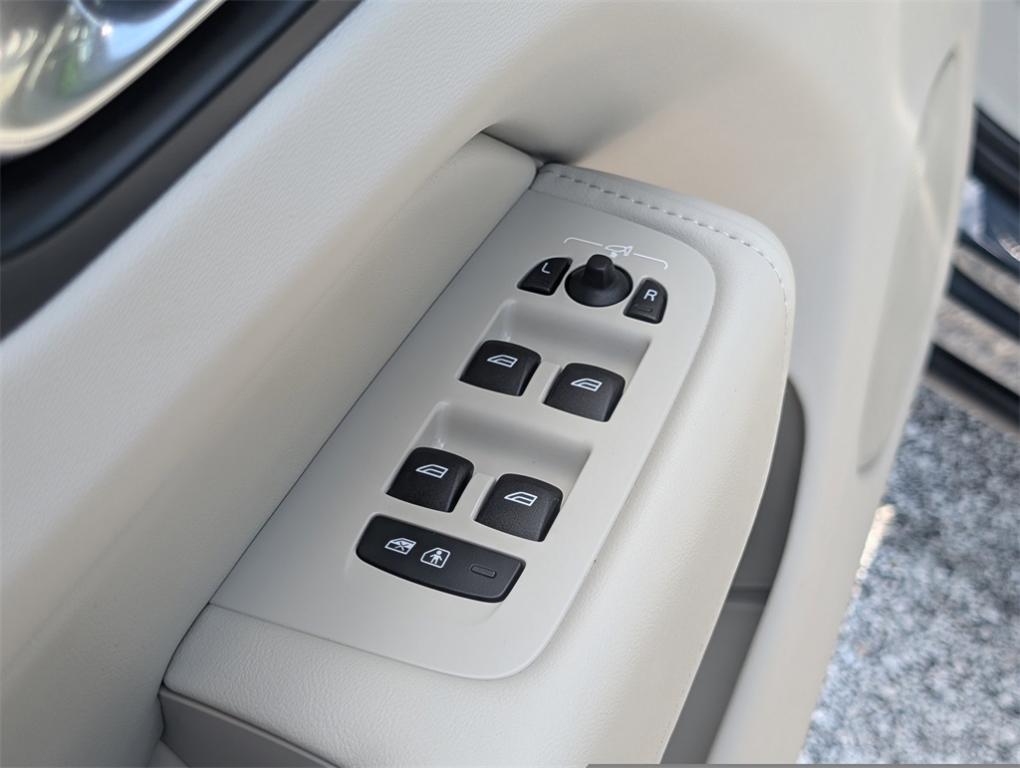 new 2025 Volvo XC60 Plug-In Hybrid car, priced at $69,895