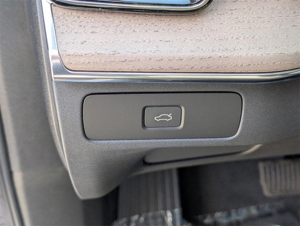 new 2025 Volvo XC90 car, priced at $58,745
