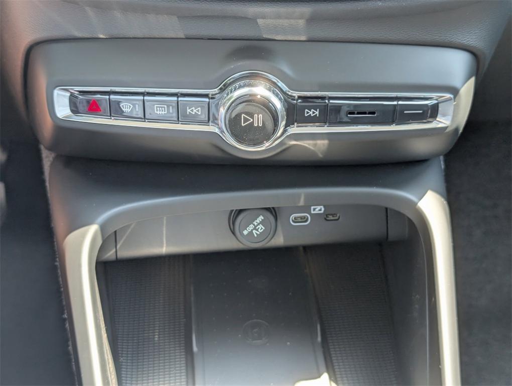 new 2026 Volvo XC40 car