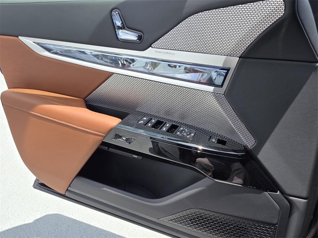 new 2025 BMW 760 car, priced at $129,735