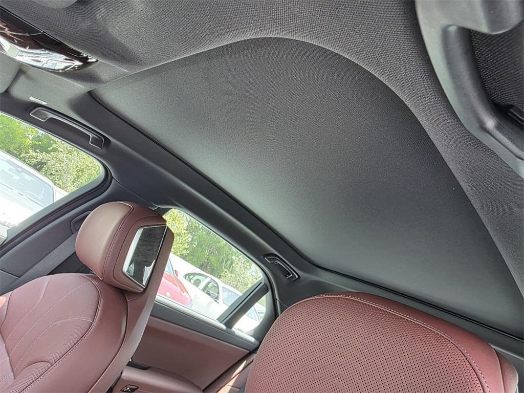 new 2025 BMW 760 car, priced at $129,735