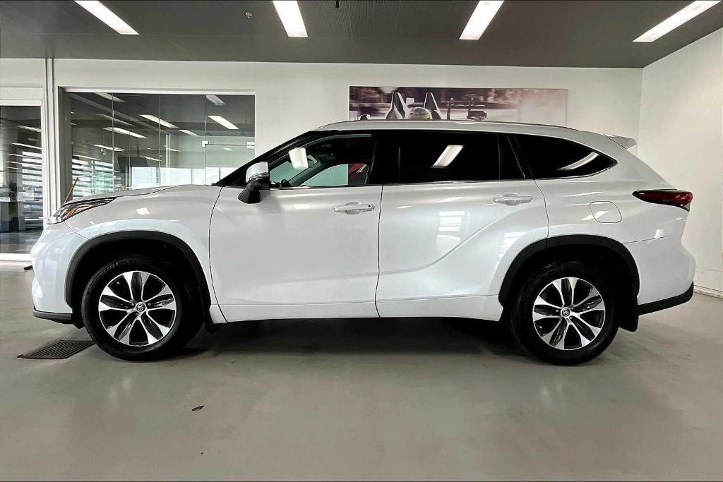 used 2022 Toyota Highlander car, priced at $39,406