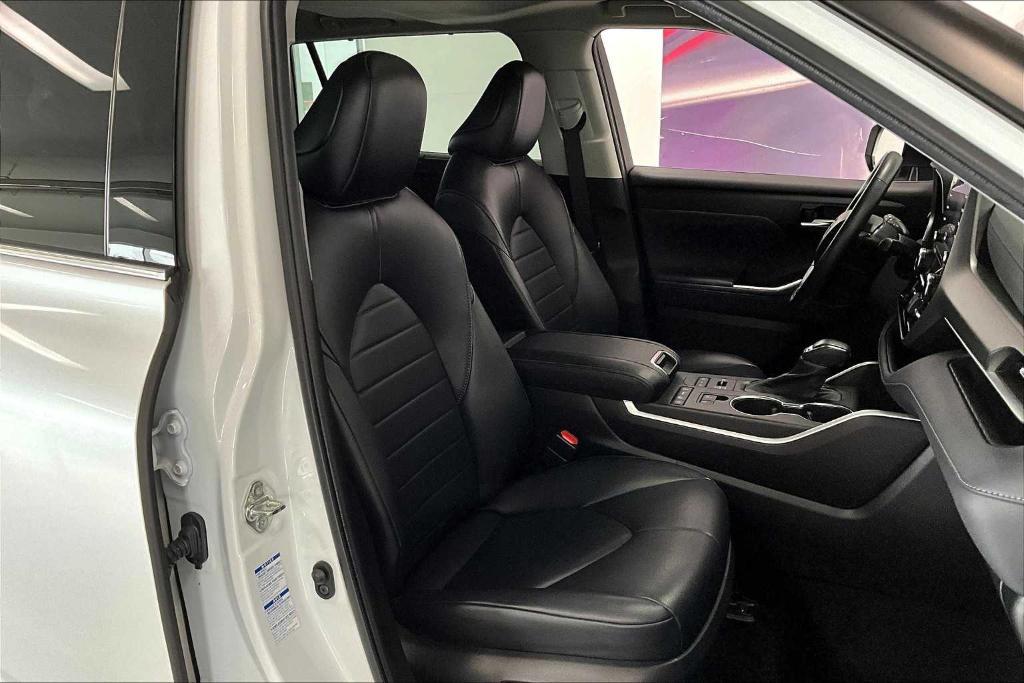 used 2022 Toyota Highlander car, priced at $39,406