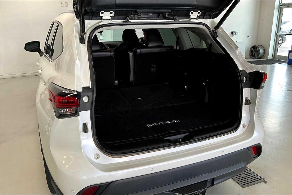 used 2020 Toyota Highlander Hybrid car, priced at $35,490