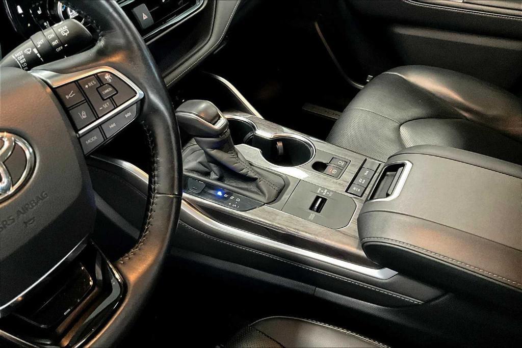 used 2020 Toyota Highlander Hybrid car, priced at $35,490