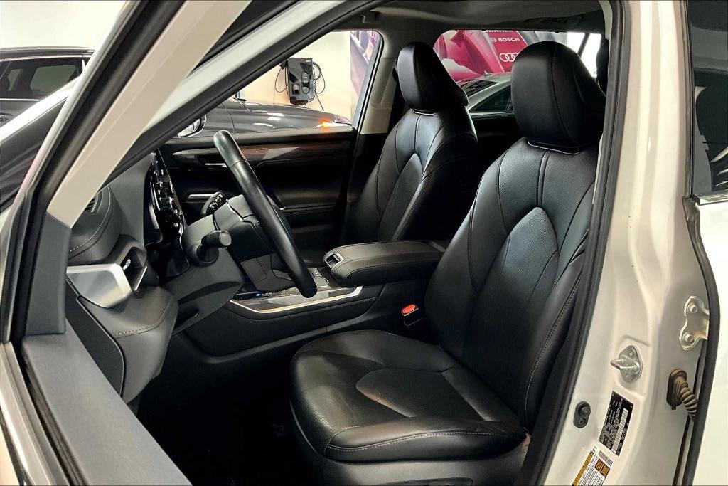 used 2020 Toyota Highlander Hybrid car, priced at $35,490