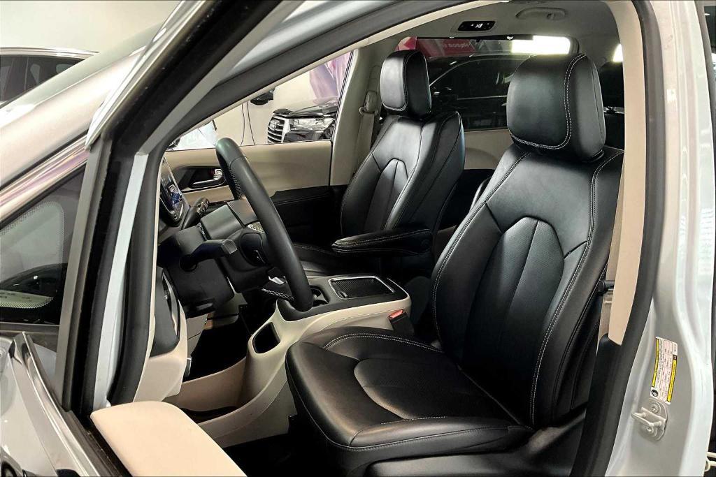 used 2024 Chrysler Pacifica car, priced at $35,547