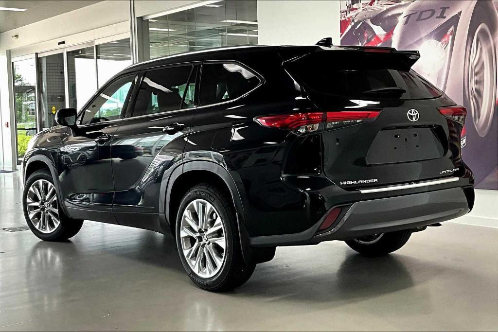 used 2021 Toyota Highlander car, priced at $33,987