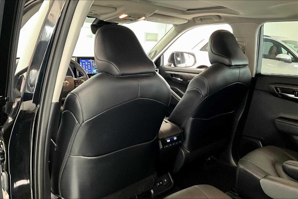 used 2021 Toyota Highlander car, priced at $33,987
