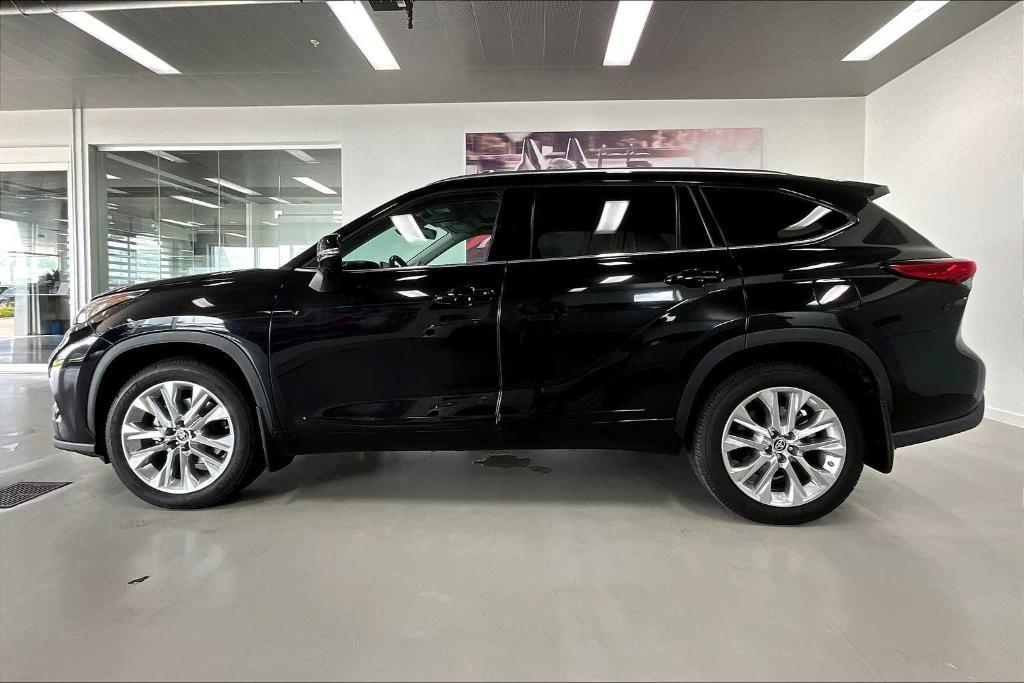 used 2021 Toyota Highlander car, priced at $33,987
