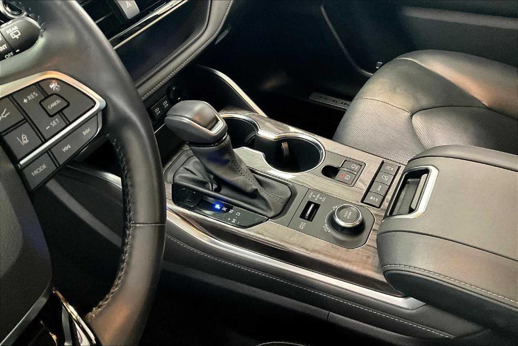 used 2021 Toyota Highlander car, priced at $33,987