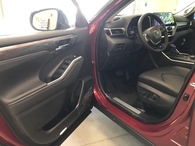 new 2025 Toyota Highlander car, priced at $52,868