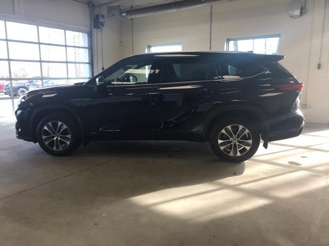 used 2022 Toyota Highlander Hybrid car, priced at $39,894