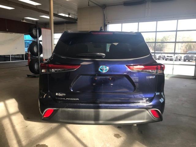 used 2022 Toyota Highlander Hybrid car, priced at $39,894