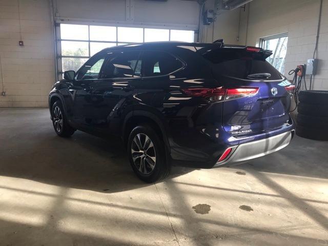 used 2022 Toyota Highlander Hybrid car, priced at $39,894