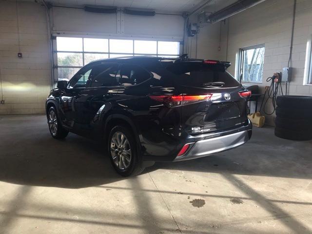 used 2022 Toyota Highlander car, priced at $38,464