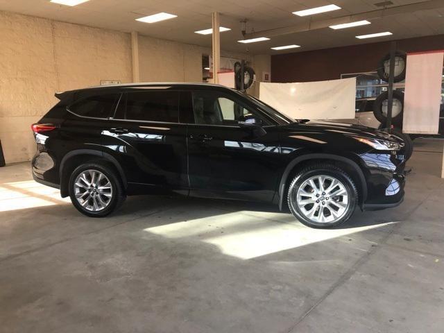 used 2022 Toyota Highlander car, priced at $38,464