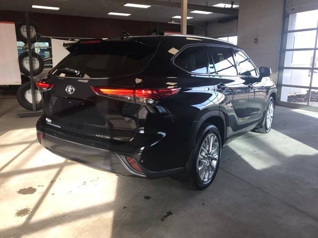 used 2022 Toyota Highlander car, priced at $38,464