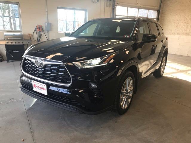 used 2022 Toyota Highlander car, priced at $38,464