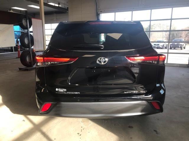 used 2022 Toyota Highlander car, priced at $38,464