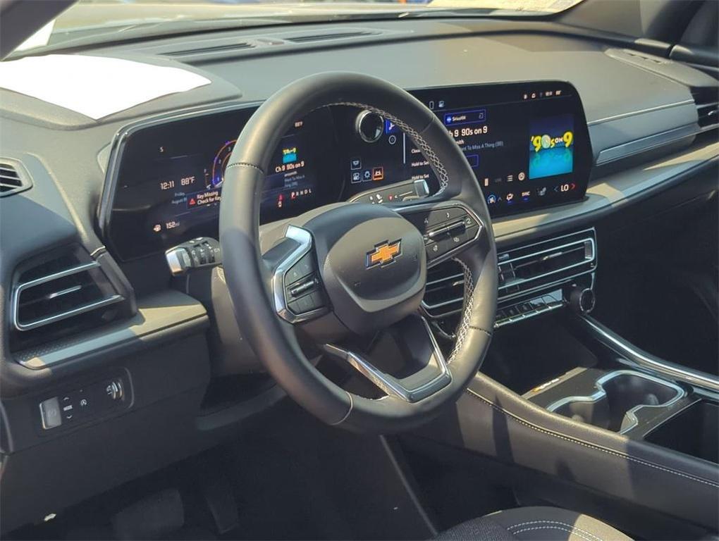 used 2025 Chevrolet Traverse car, priced at $36,998