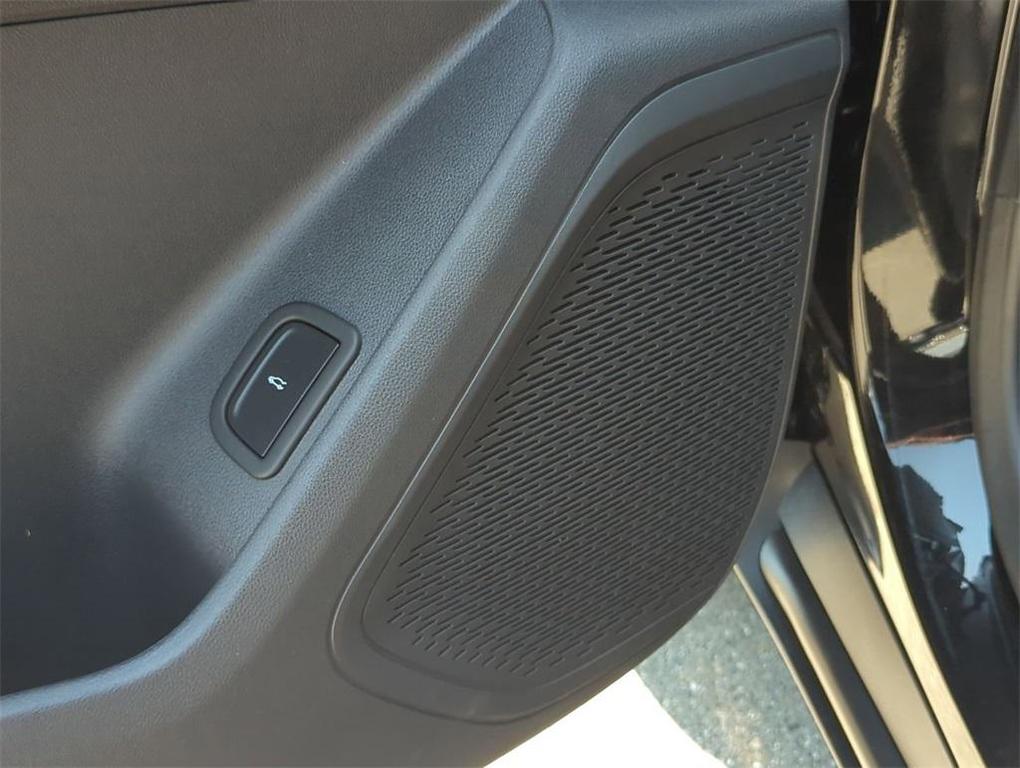 used 2025 Chevrolet Traverse car, priced at $36,998