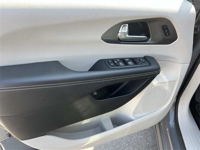 used 2022 Chrysler Pacifica Hybrid car, priced at $30,998