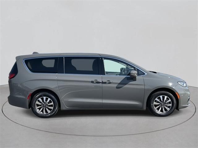 used 2022 Chrysler Pacifica Hybrid car, priced at $30,998