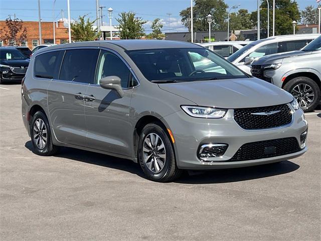 used 2022 Chrysler Pacifica Hybrid car, priced at $30,998