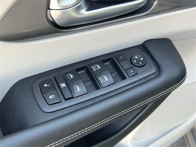 used 2022 Chrysler Pacifica Hybrid car, priced at $30,998