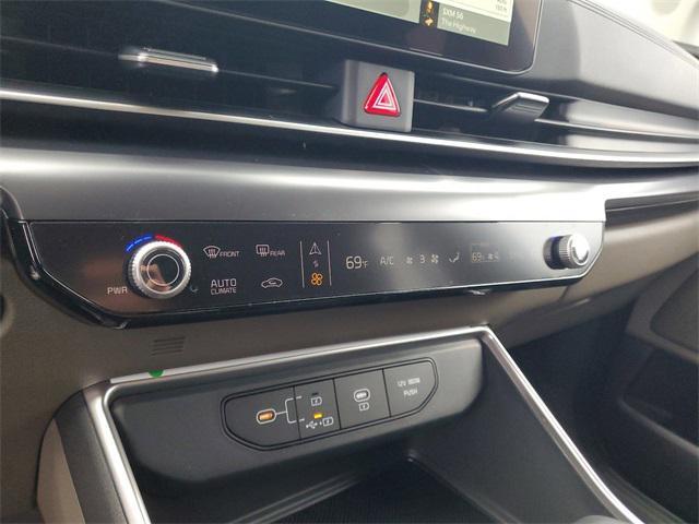 new 2025 Kia Carnival car, priced at $36,076