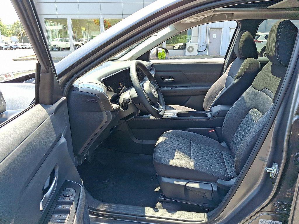new 2025 Nissan Kicks car, priced at $29,025