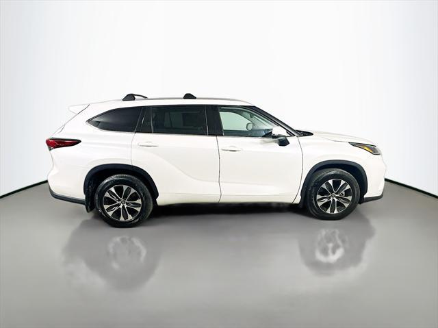 used 2021 Toyota Highlander car, priced at $27,999