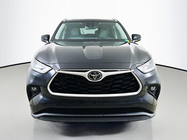 used 2020 Toyota Highlander car, priced at $27,900