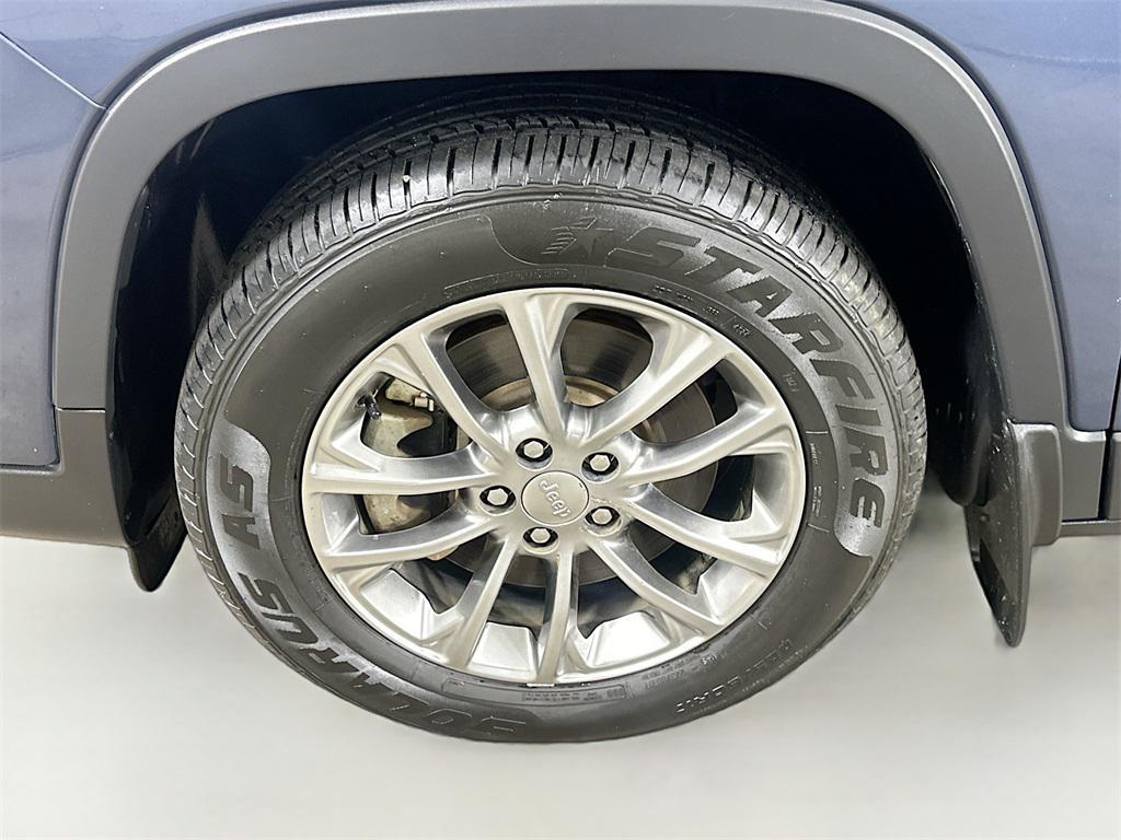 used 2021 Jeep Cherokee car, priced at $15,997