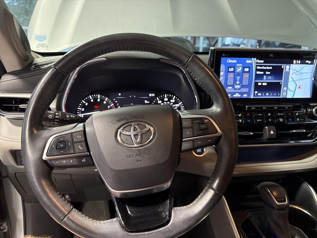 used 2021 Toyota Highlander car, priced at $32,648