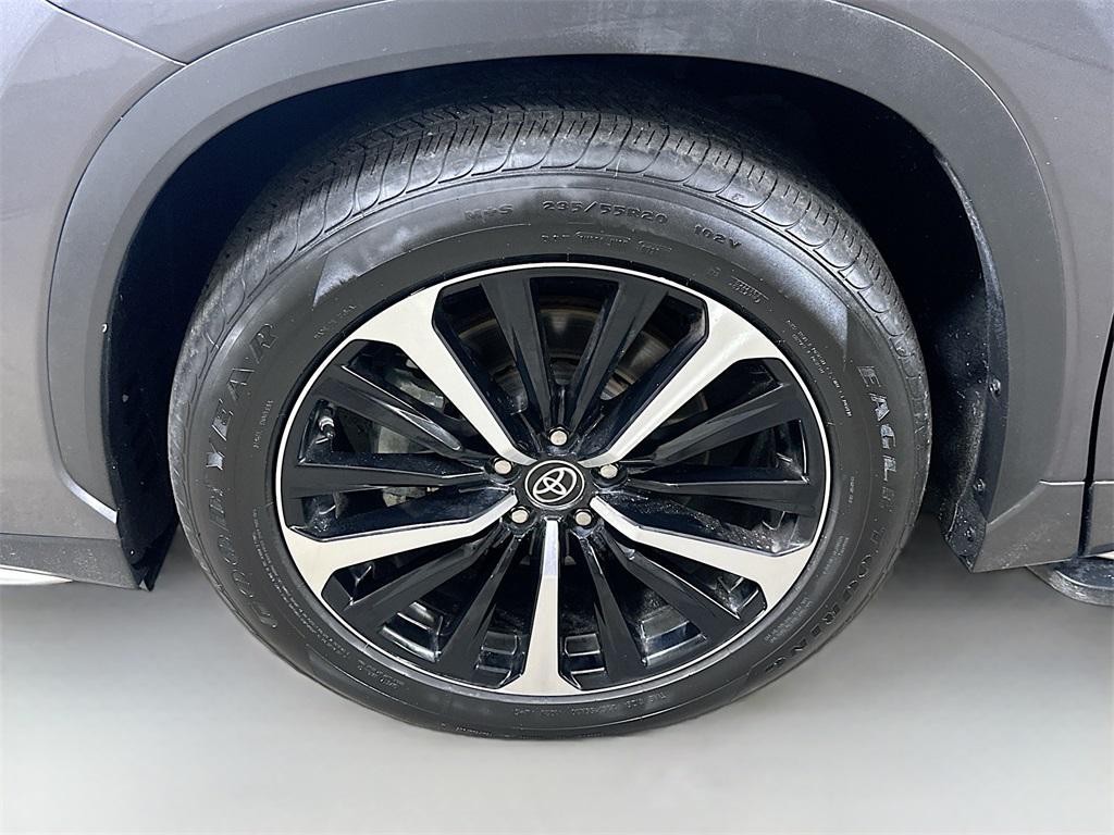 used 2021 Toyota Highlander car, priced at $27,531