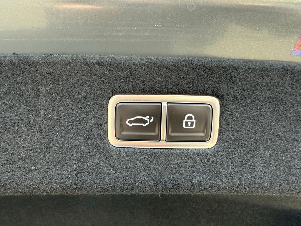 new 2025 Genesis G90 car, priced at $97,615
