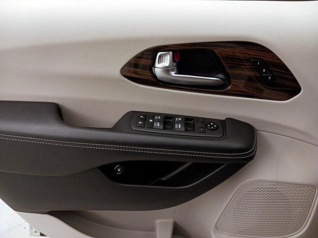 used 2021 Chrysler Pacifica Hybrid car, priced at $34,998