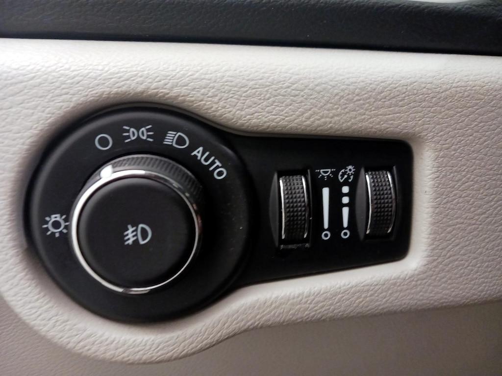 used 2023 Chrysler Pacifica car, priced at $24,998