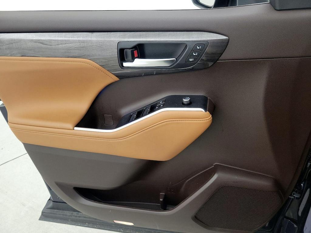 used 2022 Toyota Highlander car, priced at $45,998