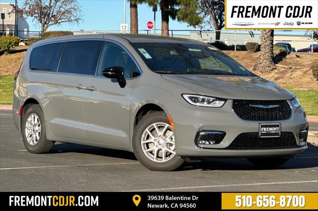 new 2025 Chrysler Pacifica car, priced at $41,640