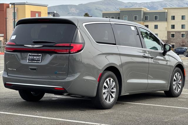 new 2025 Chrysler Pacifica Hybrid car, priced at $53,501