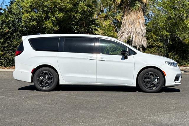 new 2023 Chrysler Pacifica Hybrid car, priced at $45,975