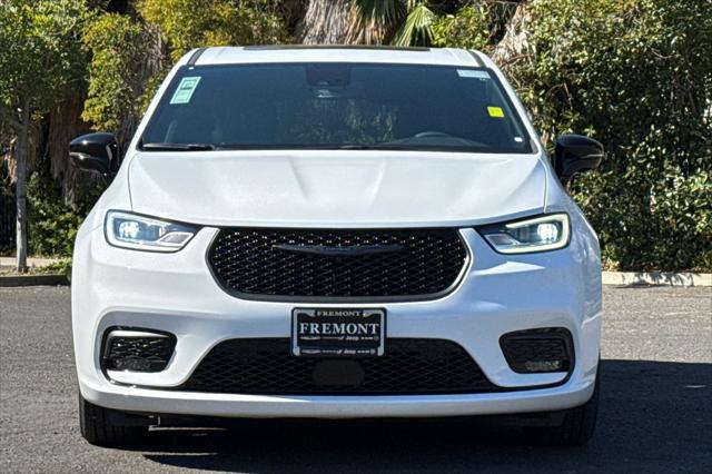 new 2023 Chrysler Pacifica Hybrid car, priced at $45,975